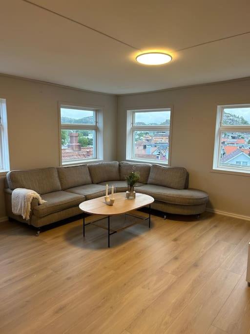 Appartement Sentralt Hus Med Egen Parkering