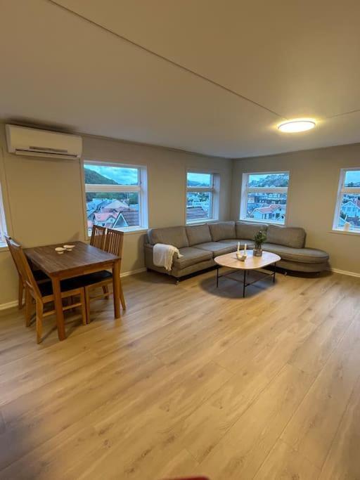 Appartement Sentralt Hus Med Egen Parkering