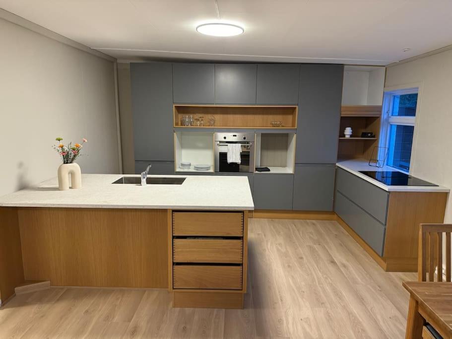 Lejlighed Sentralt Hus Med Egen Parkering